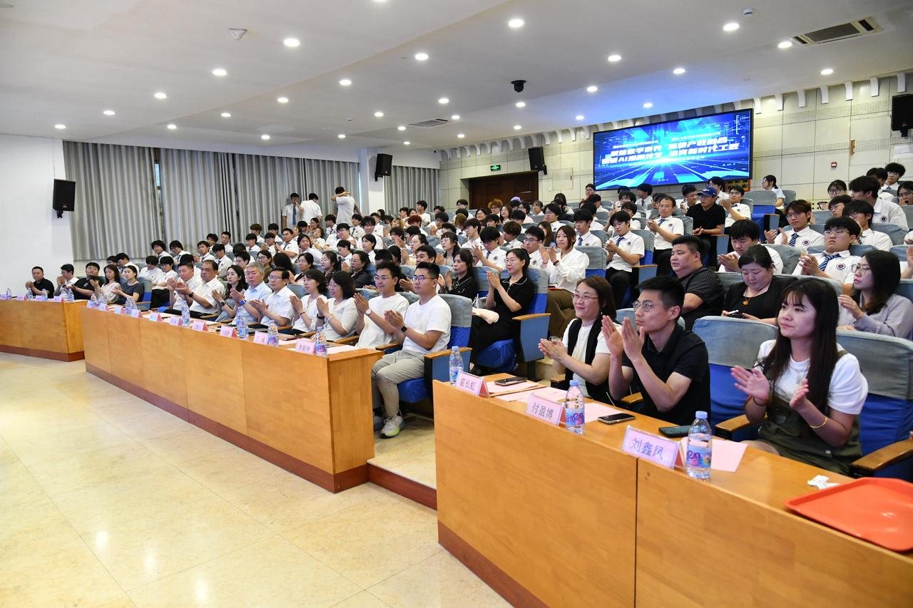 校企双方代表出席签约授牌仪式